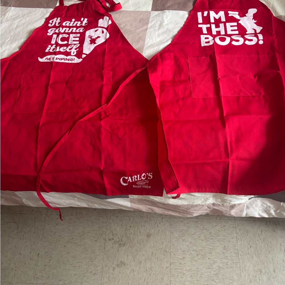 Red Apron Set - Picture 2 of 2